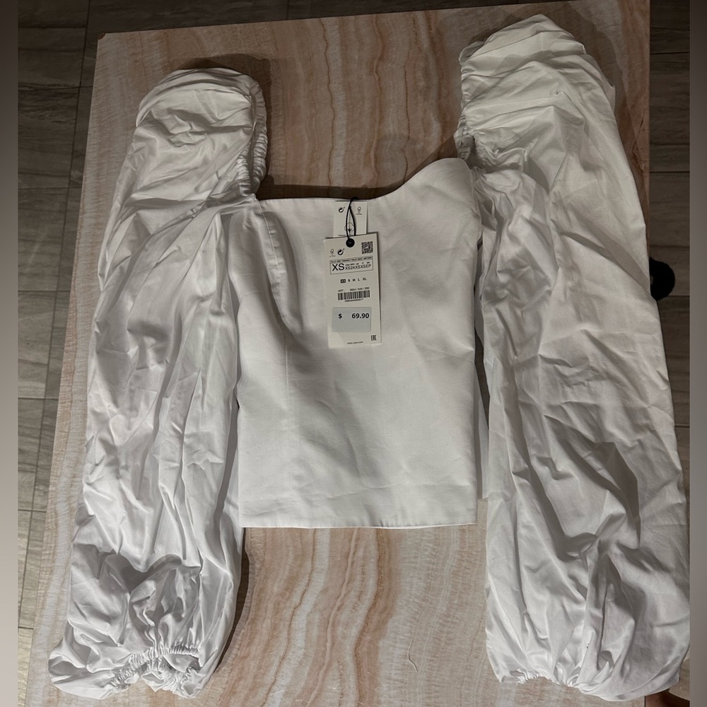 White puff sleeve Zara top, never worn and tags attached!